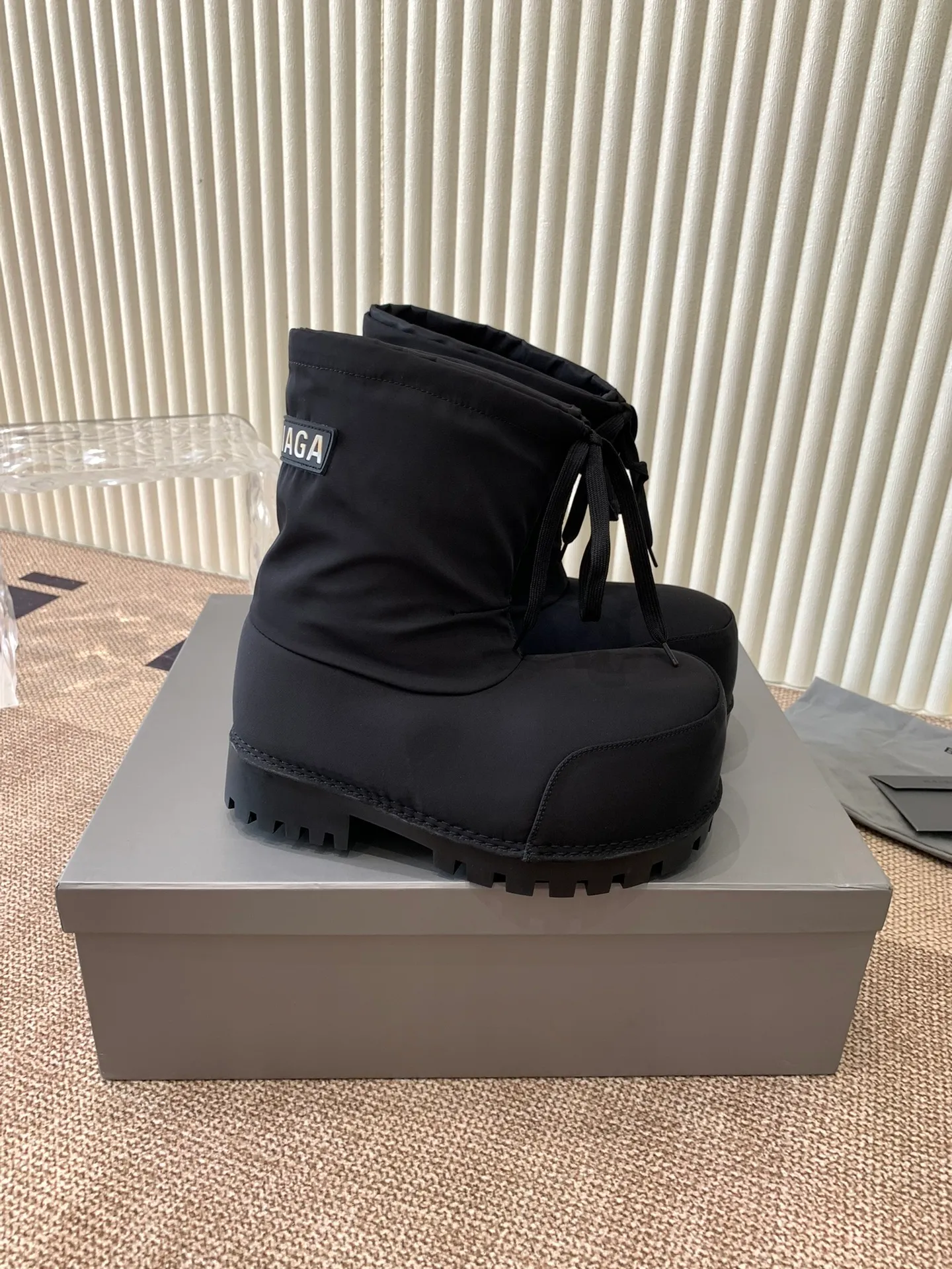 👟👟Ex-factory price 860👟👟 Men +20Balenciaga snow boots‼ ️ 24sS new snow boots for autumn and winter. These big-toe Alaskan boots are so good-looking and super cool. They are full of personality and are so cool. They are a must-have item for fashionable autumn and winter! The upper is made of original customized nylon pure cotton waterproof cloth. The inner liner is removable. The original original letter logo is increased in the sole. Size: 35-45